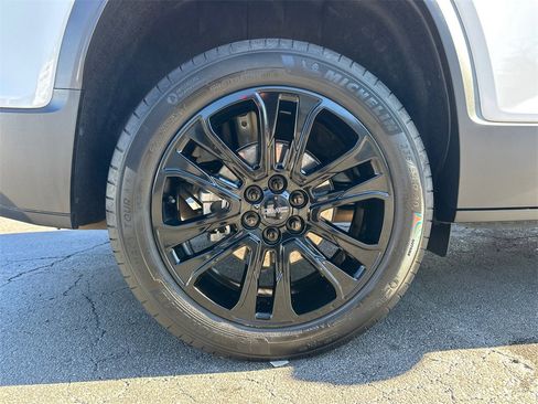 Used 2023 GMC Acadia SLT w/ Elevation Edition image 18