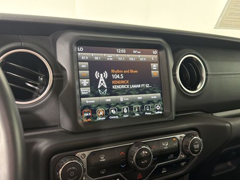 Used 2022 Jeep Wrangler Unlimited Sahara AWD/4WD image 18