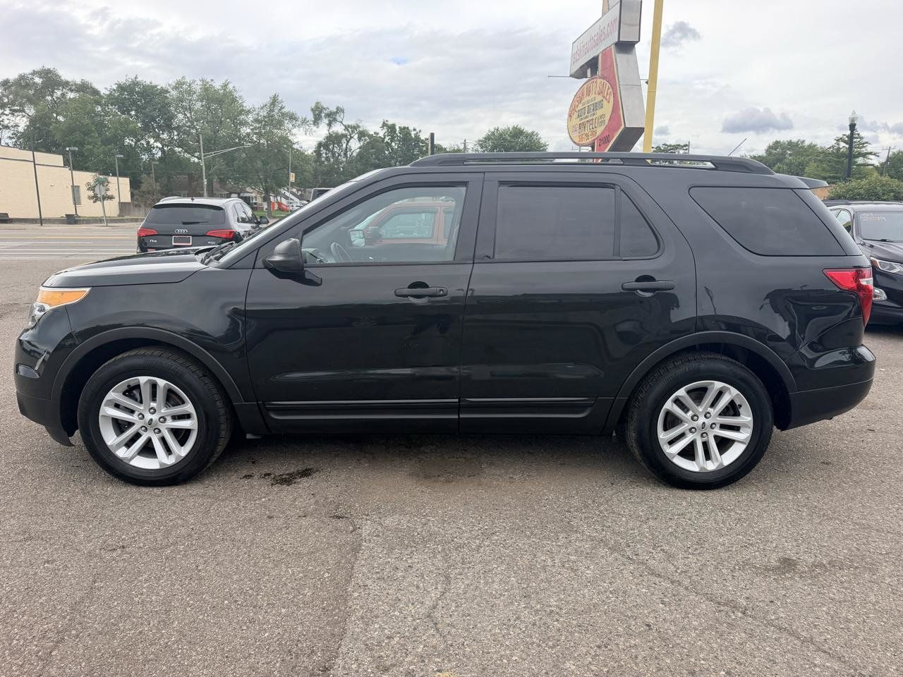 Used 2015 Ford Explorer FWD image 2