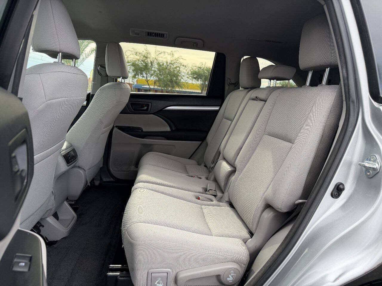 Used 2017 Toyota Highlander LE w/ Carpet Mat Package FWD image 12