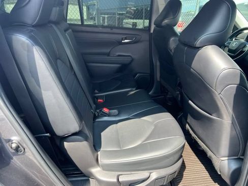 Used 2022 Toyota Highlander XLE FWD image 7