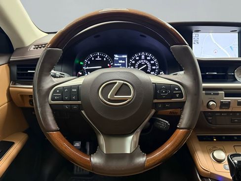 Used 2018 Lexus ES 350 w/ Luxury Package w/Wood Trim image 17