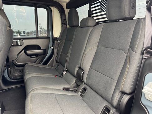 Used 2024 Jeep Gladiator Sport image 4