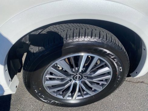 Used 2024 Nissan Armada SL w/ Captain's Chairs Package image 9