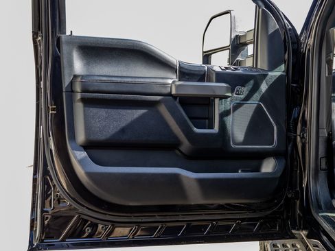 Used 2021 Ford F250 Platinum w/ Tremor Off-Road Package image 35