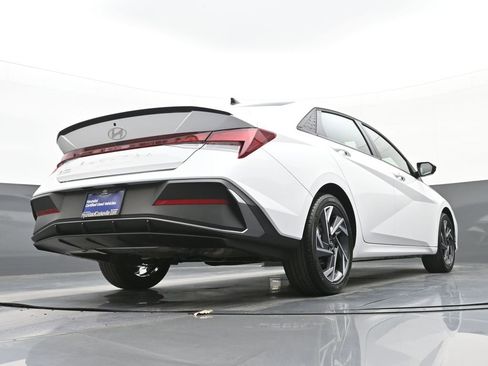 Certified 2025 Hyundai Elantra Sport image 36
