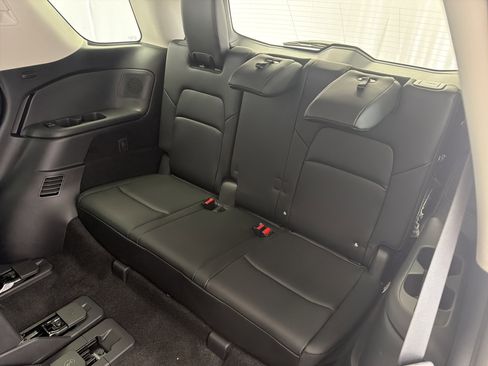 New 2026 Nissan Pathfinder Platinum FWD image 11