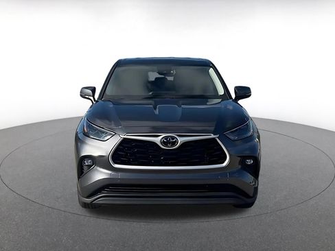 Used 2025 Toyota Highlander LE image 3