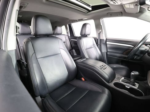 Used 2019 Toyota Highlander XLE w/ Carpet Mat Package (TMS) AWD/4WD image 27