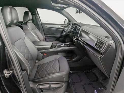 Used 2024 Volkswagen Atlas Cross Sport SE FWD image 22