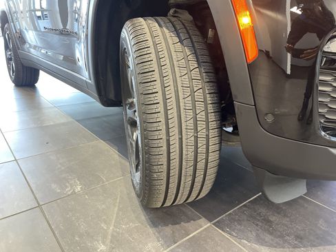 Used 2025 Jeep Grand Cherokee Limited w/ Luxury Tech Group II image 13