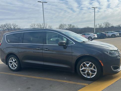 Used 2018 Chrysler Pacifica Touring Plus w/ Tire & Wheel Group image 3