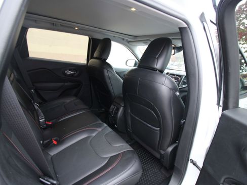 Used 2019 Jeep Cherokee Trailhawk image 31