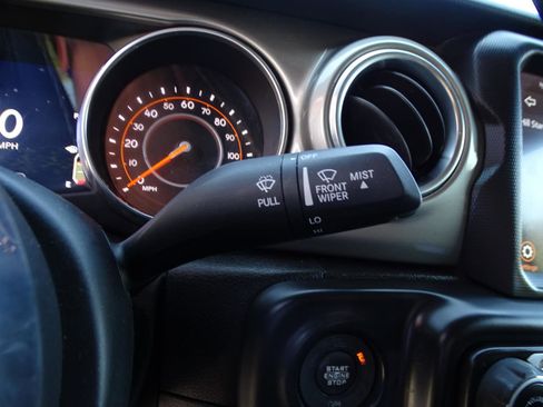 Used 2018 Jeep Wrangler Unlimited Sahara image 28