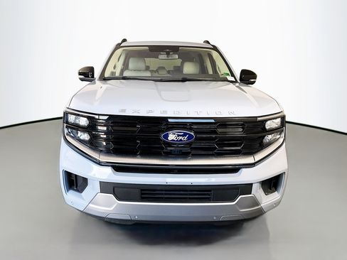 Used 2025 Ford Expedition Platinum w/ Driver's Package AWD/4WD image 2