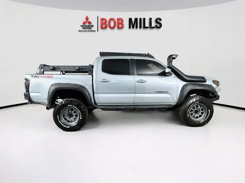 Used 2018 Toyota Tacoma TRD Off-Road AWD/4WD image 8