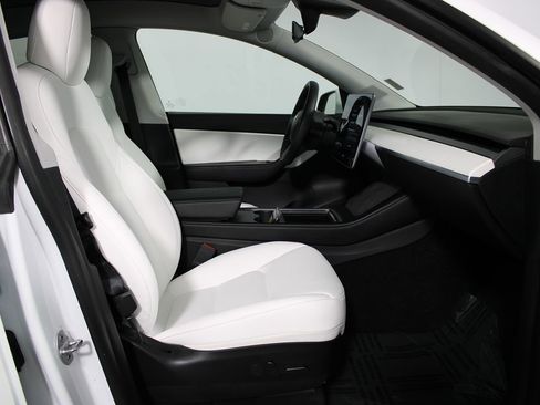 Used 2021 Tesla Model Y Long Range image 11