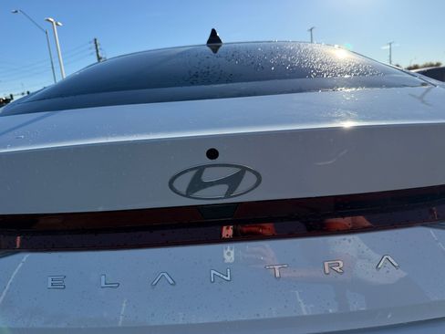 Certified 2025 Hyundai Elantra SE w/ Cargo Package image 24