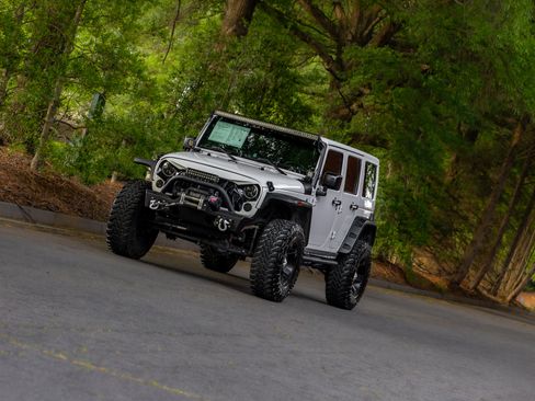 Used 2016 Jeep Wrangler Unlimited Sahara AWD/4WD image 46