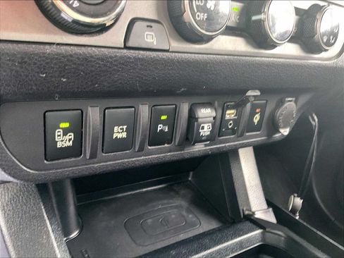 Used 2018 Toyota Tacoma TRD Off-Road w/ Technology Package AWD/4WD image 35