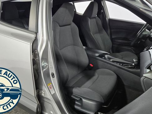 Used 2018 Toyota C-HR XLE FWD image 32