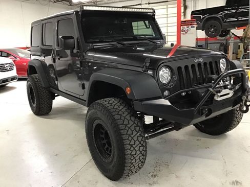Used 2018 Jeep Wrangler Unlimited Rubicon w/ Connectivity Group AWD/4WD image 3