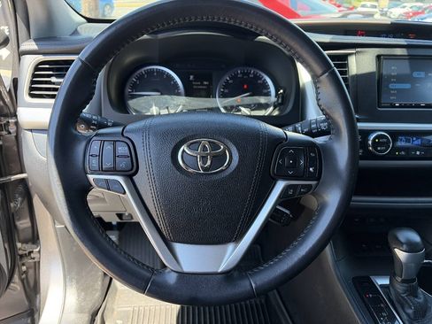 Used 2019 Toyota Highlander XLE AWD/4WD image 37