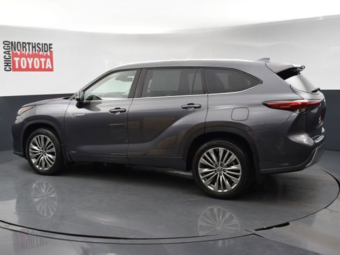 Used 2021 Toyota Highlander Platinum image 2