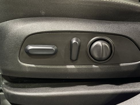 Used 2023 GMC Acadia SLE w/ Driver Convenience Package image 9