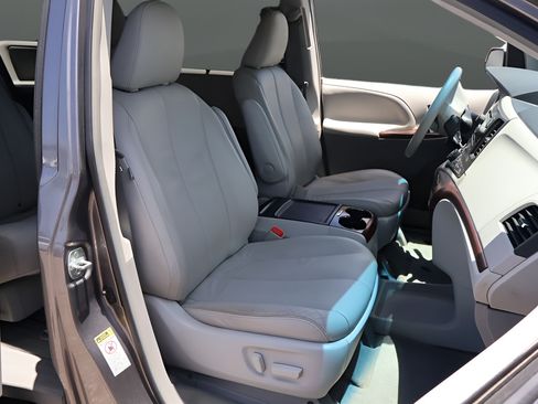 Used 2014 Toyota Sienna XLE FWD image 20