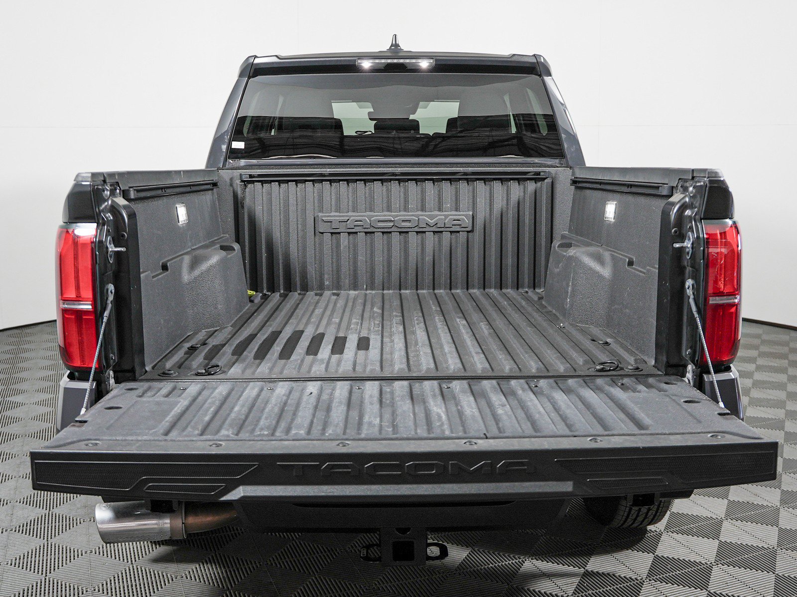 Used 2025 Toyota Tacoma SR5 AWD/4WD image 10