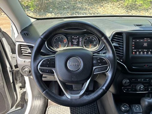 Used 2019 Jeep Cherokee Latitude Plus w/ Comfort/Convenience Group AWD/4WD image 10