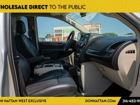 Used 2012 Chrysler Town & Country Touring w/ Entertainment Group #1 FWD image 18