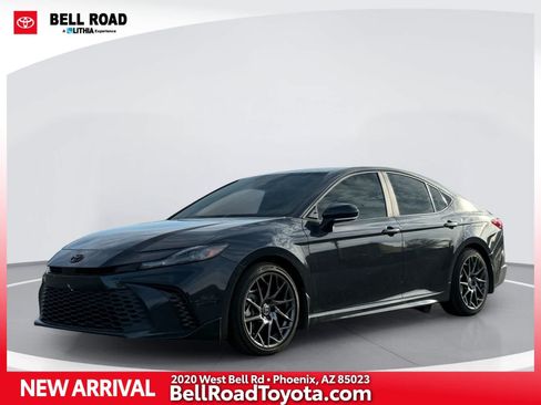 Used 2025 Toyota Camry SE FWD image 1