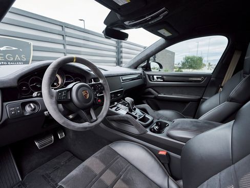 Used 2022 Porsche Cayenne Turbo GT image 2