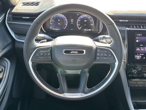 New 2025 Jeep Grand Cherokee Altitude image 15