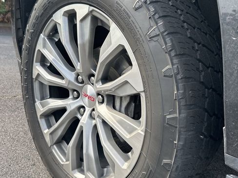 Used 2021 GMC Yukon Denali w/ Denali Premium Package AWD/4WD image 5