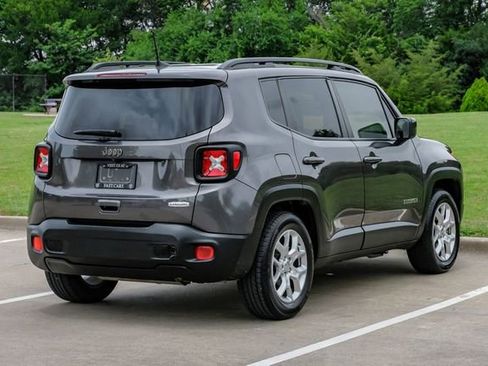Used 2018 Jeep Renegade Latitude FWD image 11