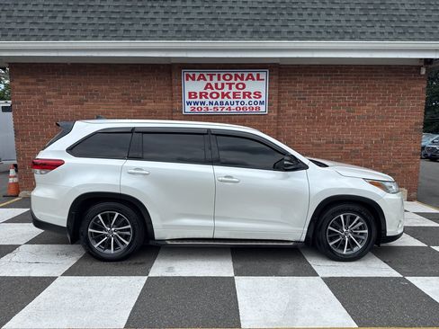 Used 2018 Toyota Highlander XLE AWD/4WD image 2