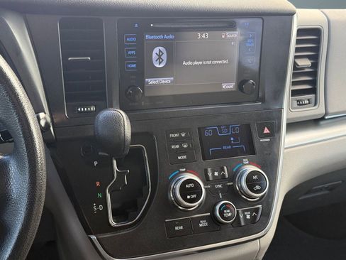 Used 2017 Toyota Sienna LE image 26