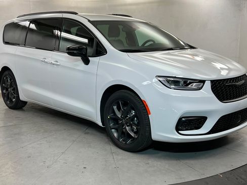 New 2026 Chrysler Pacifica Select w/ S Appearance Package image 7