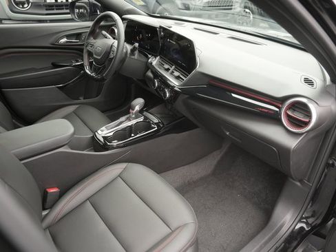 Used 2025 Chevrolet Trax RS w/ Sunroof Package image 18