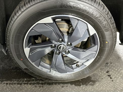 Used 2025 Nissan Rogue SV FWD image 11