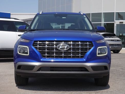 Used 2025 Hyundai Venue Limited FWD image 4