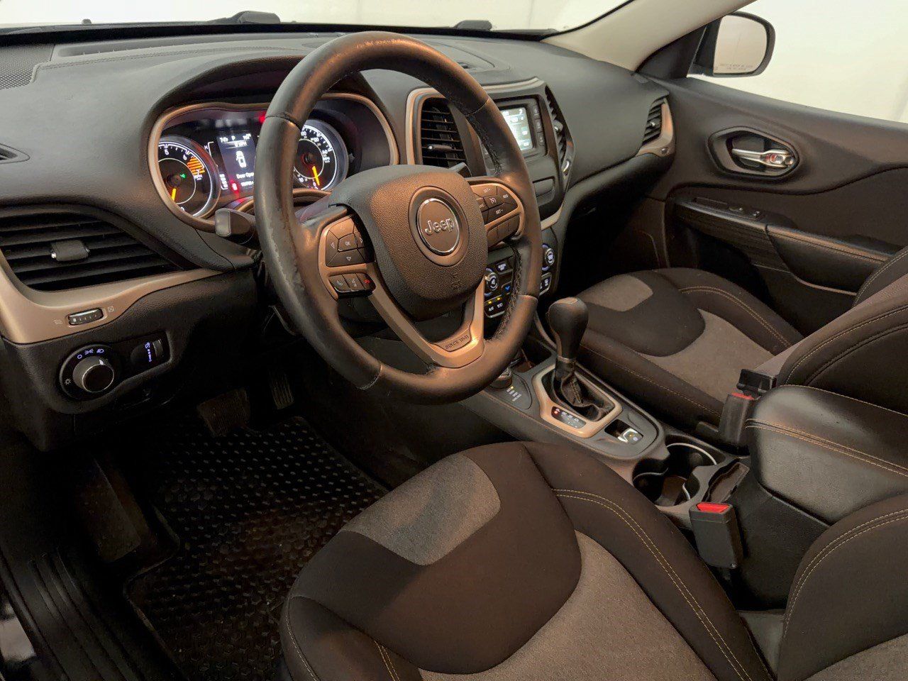 Used 2017 Jeep Cherokee Sport AWD/4WD image 4