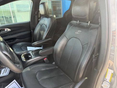 Used 2022 Chrysler Pacifica Touring-L w/ S Appearance Package image 18