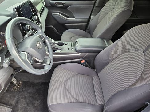 Used 2022 Toyota Highlander LE image 15