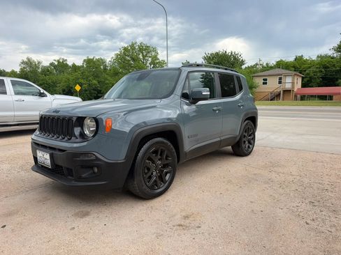 Used 2018 Jeep Renegade Altitude w/ UConnect 8.4 Nav Group FWD image 4