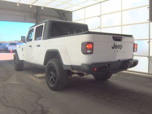 Used 2021 Jeep Gladiator Willys AWD/4WD image 4