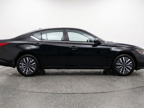 Used 2025 Nissan Altima 2.5 SV FWD image 11